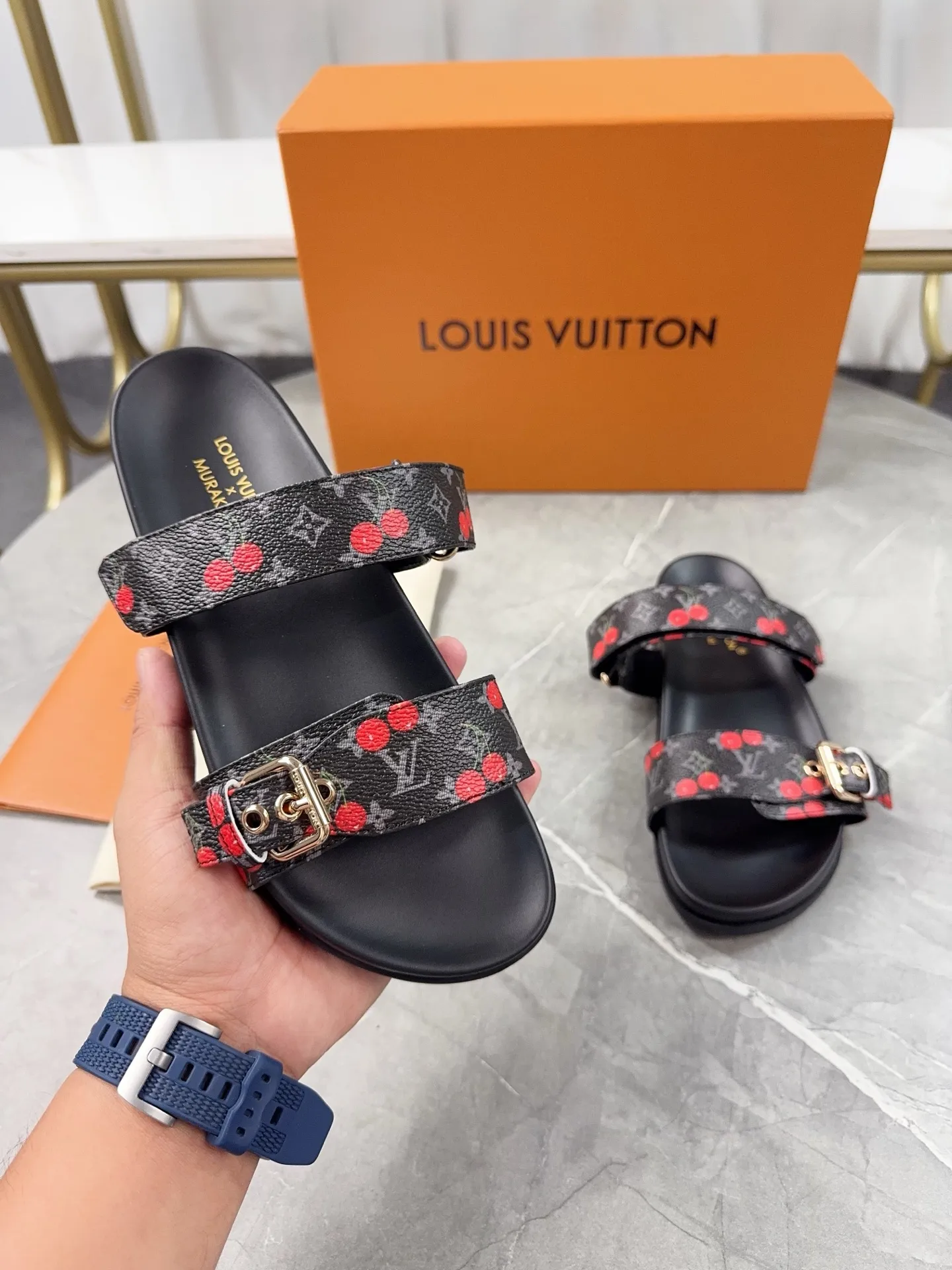 👟👟Ex-factory price 400👟👟 LV2025 spring and summer new slippers🌟The belt buckle is adjustable and elastic design, full of beach style, original molded LV metal logo decoration, fashionable and beautiful, super versatile🤳🏻Cow leather upper/custom imported jacquard fabric/original old flower leather material, water-dyed sheepskin lining (water platform + rubber sole) three-layer combination outsole 🔶Size: Female 35-43 Male: 38-46